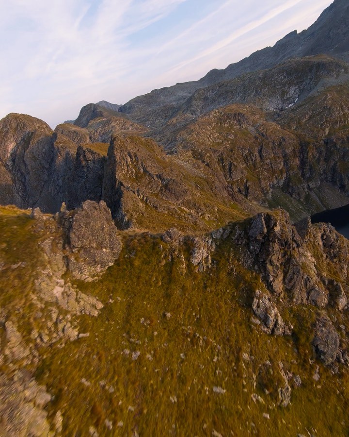 Wait for the end! 🤯 What an epic sunset with the boys 🌅 One of my first FPV flights in the mountains and I am pretty stoked about the footage. I guess the hike and overnight stay paid off 🤙🏻 🚁 @backpackpassion 🧍🏼‍♂️ @christoph_schramm